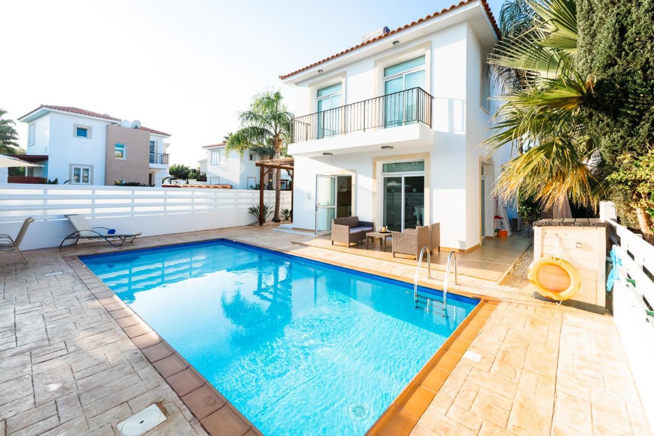 Palm Breeze By Ezoria * Protaras