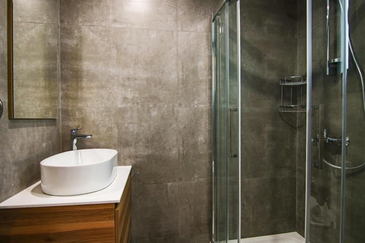 Phaedrus Living: Sea View Anna 301