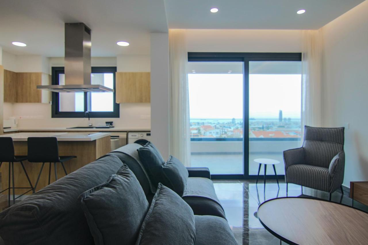 Phaedrus Living: Sea View Anna 301 *