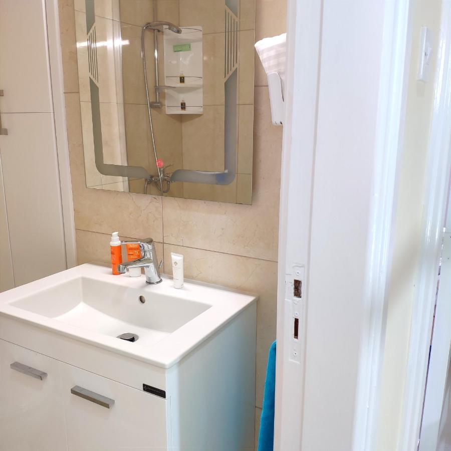 Sweet Coral Bay Sea View 3 Stocks Paphos Apartment *
