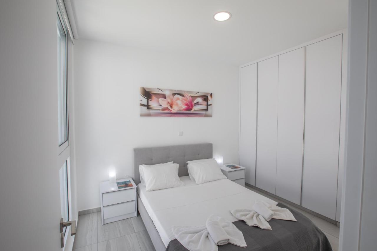 Walk To Center & Beach- Your Dream Escape, Blue Island Villa *