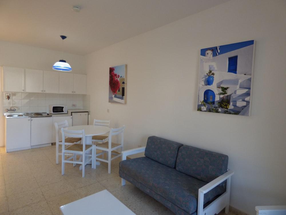 Amore Hotel Apartments 2*