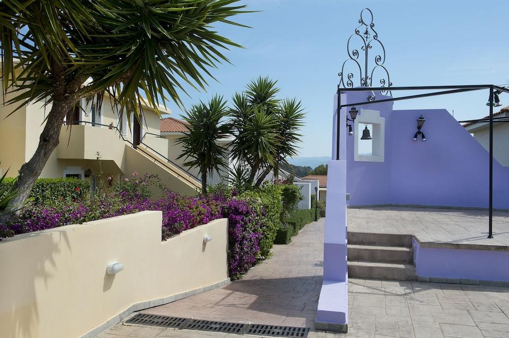 Akamanthea Village *