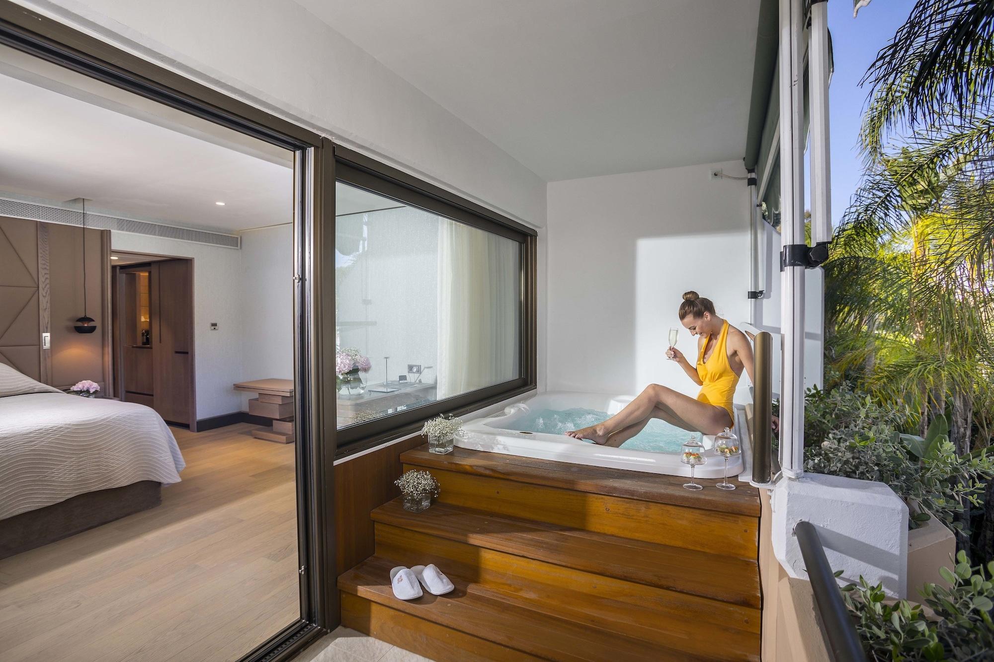 Four Seasons Agios Tychonas
