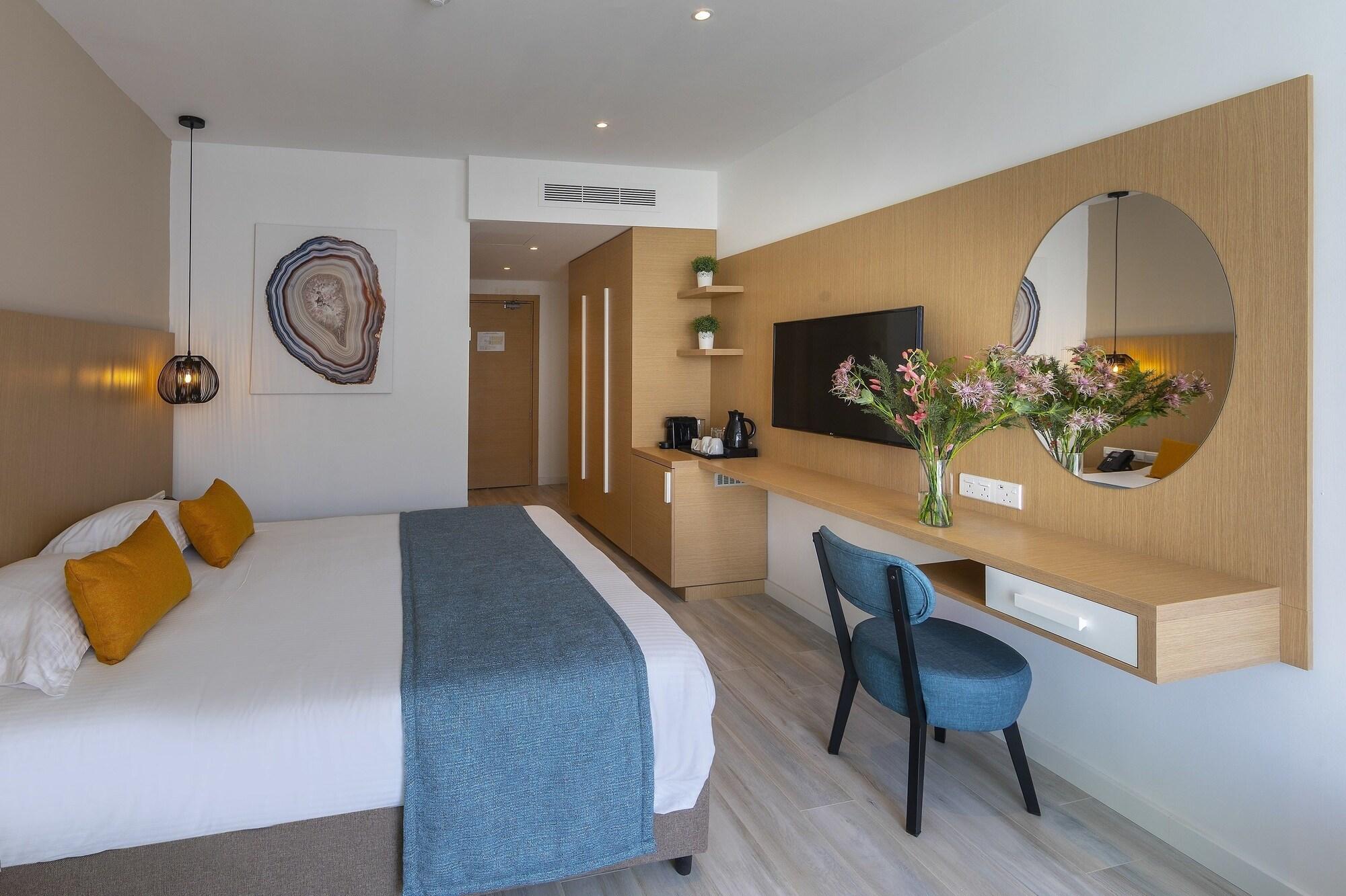 Leonardo Crystal Cove & - Adults Only