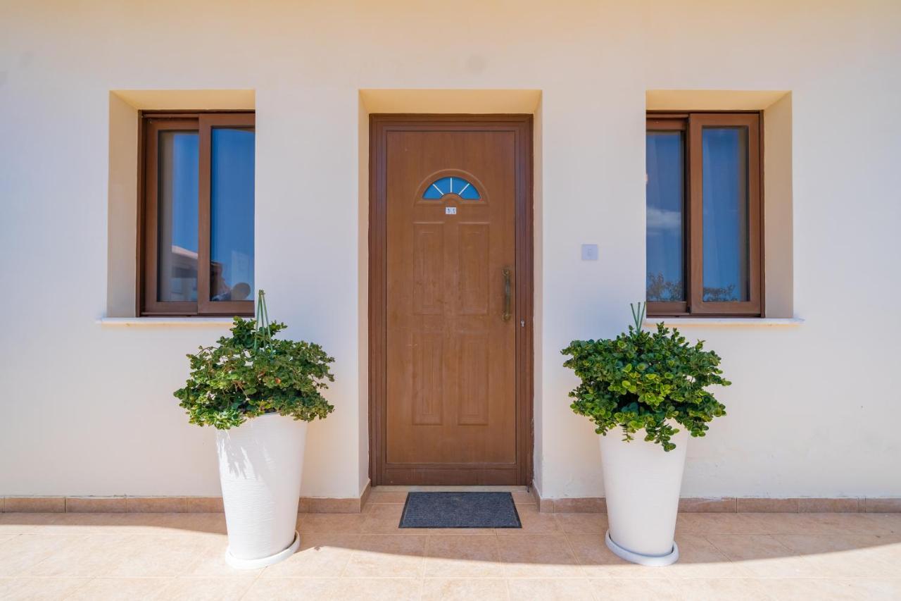 Villa Carina For 6 Persons Paralimni