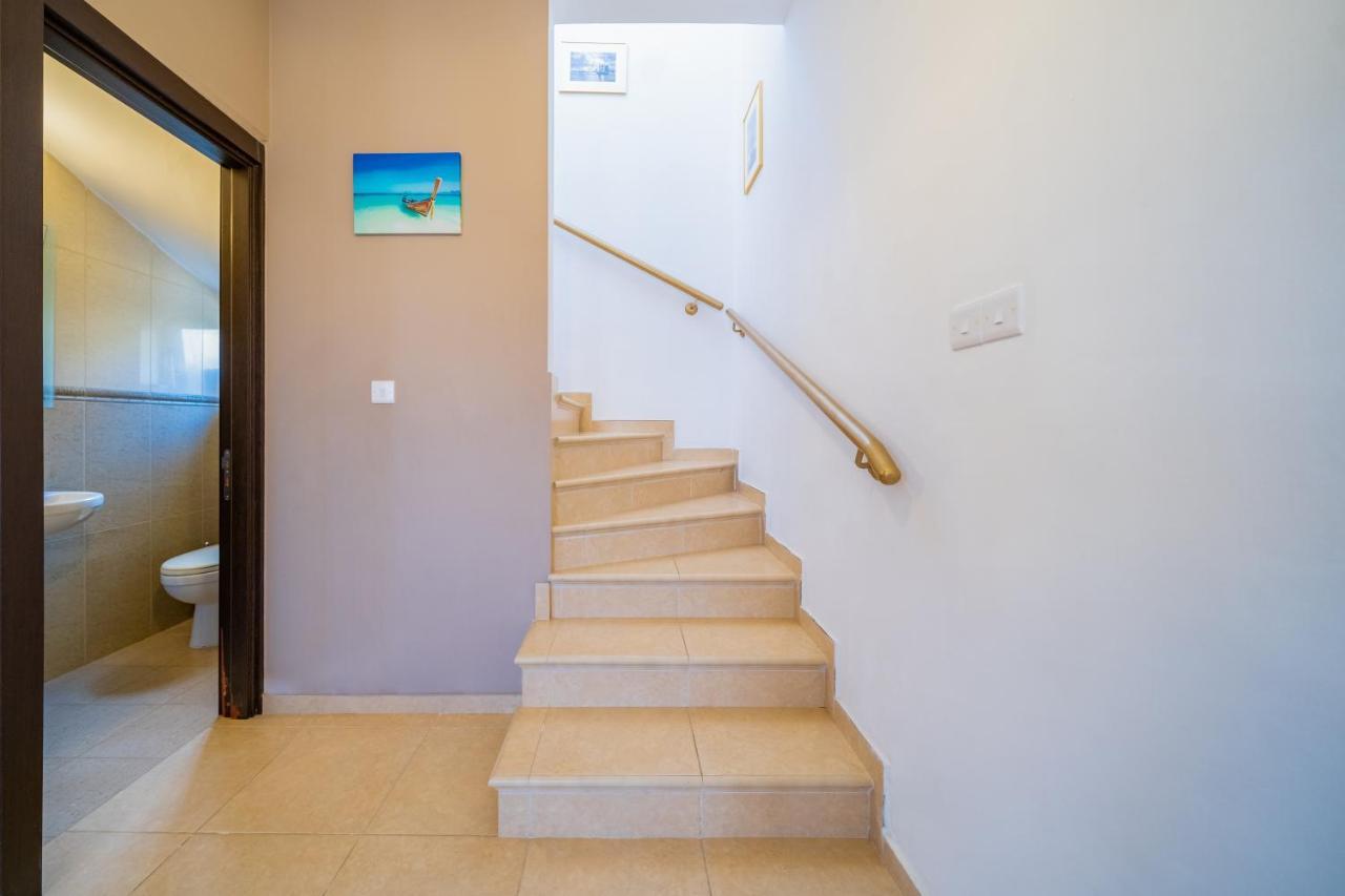Villa Carina For 6 Persons Paralimni