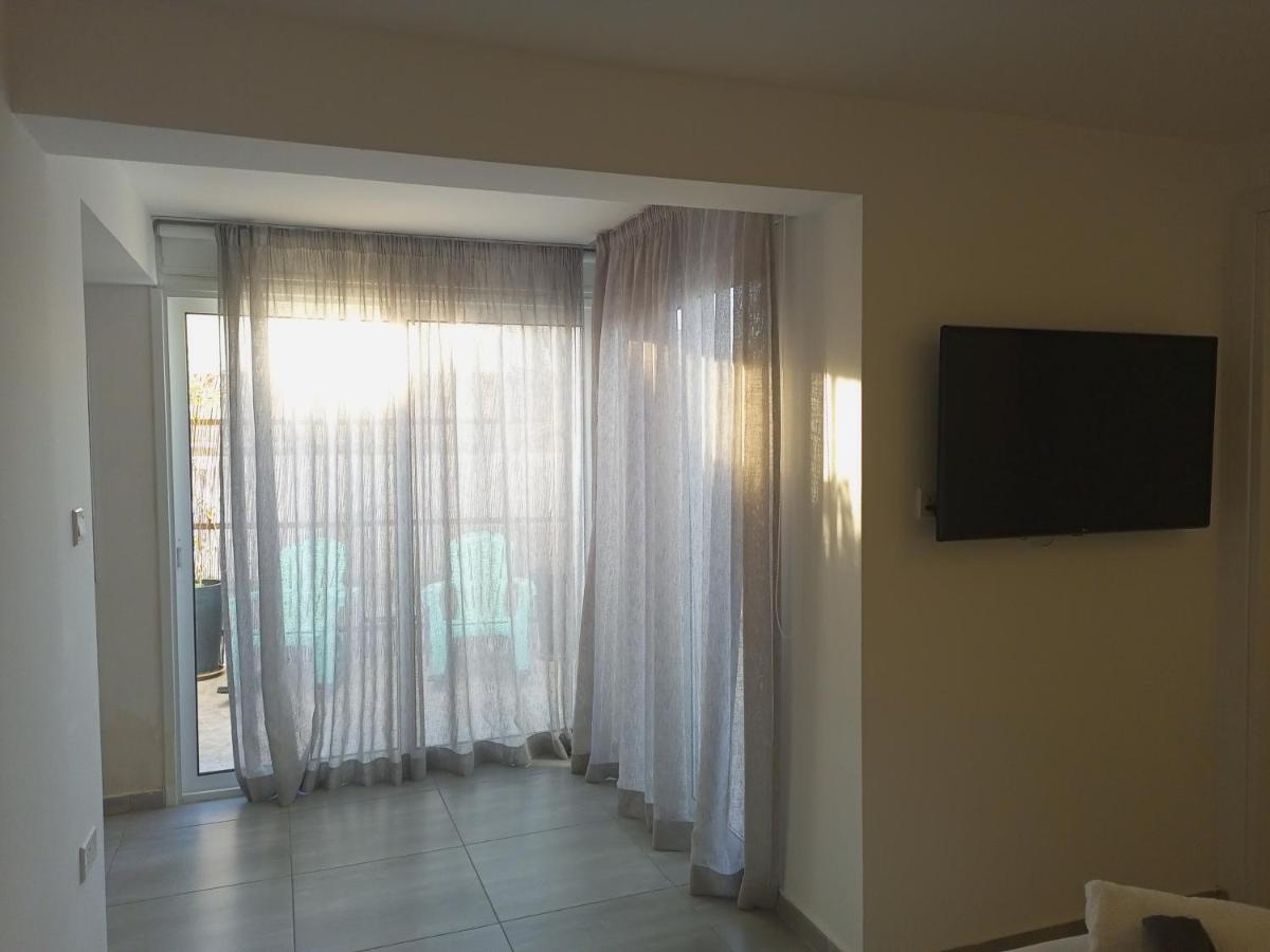 White 11 Aparthotel Larnaca