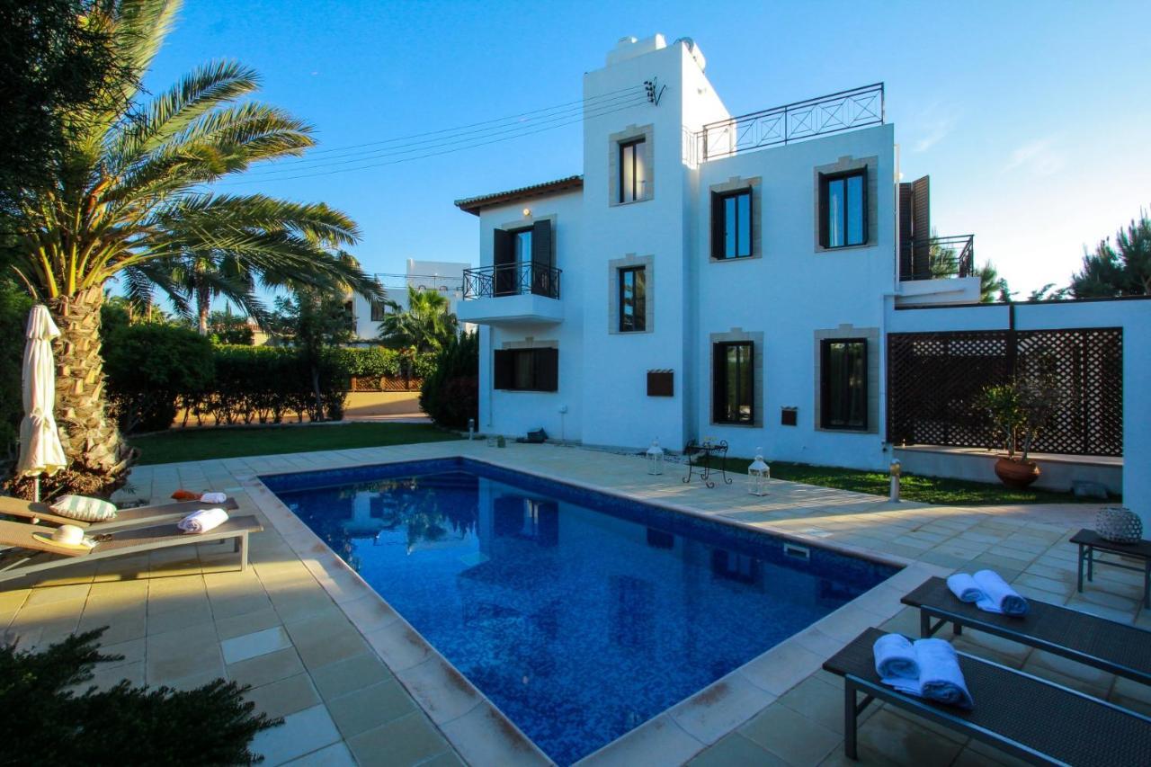 Villa Theos Club *