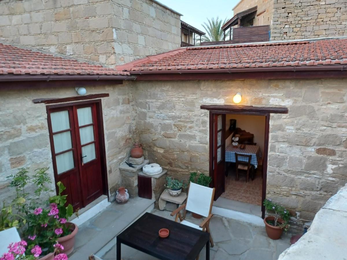 Niovi House