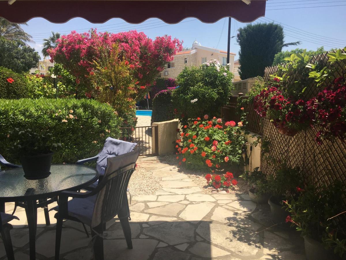 Eva Gardens Corner House With Stunning Garden And Huge Swimming Pool Next To Coral Bay