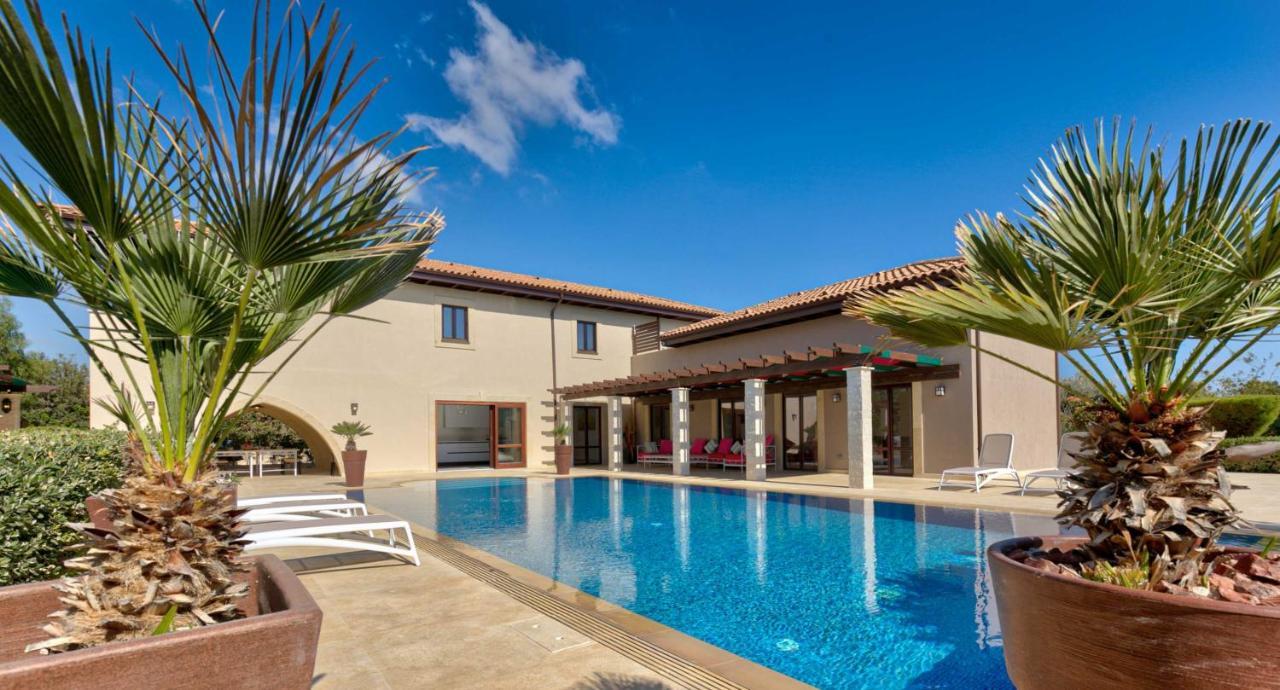 Delphin 375 Fantastic With Amazing Outside Space, Aphrodite Hills Kouklia