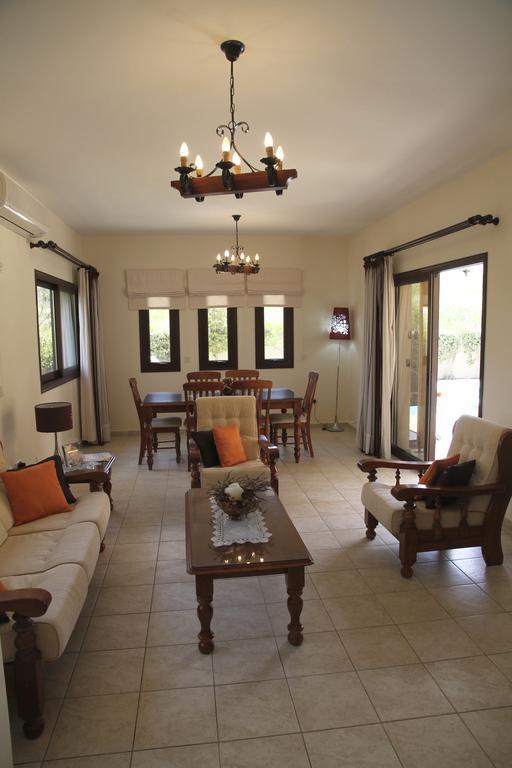 Eve Xιnisteri Pissouri