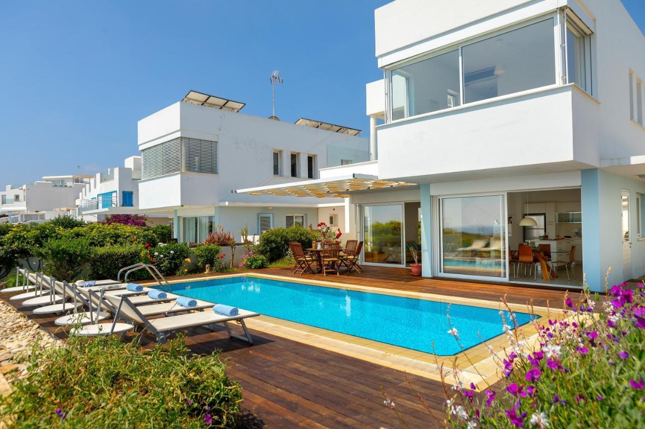 Villa Beachfront Alia *
