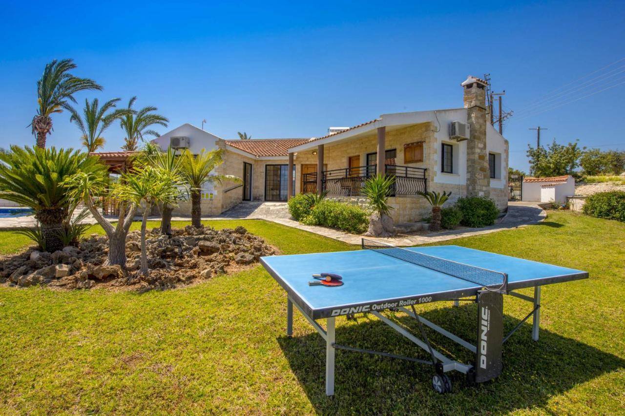 Villa Theos Club *