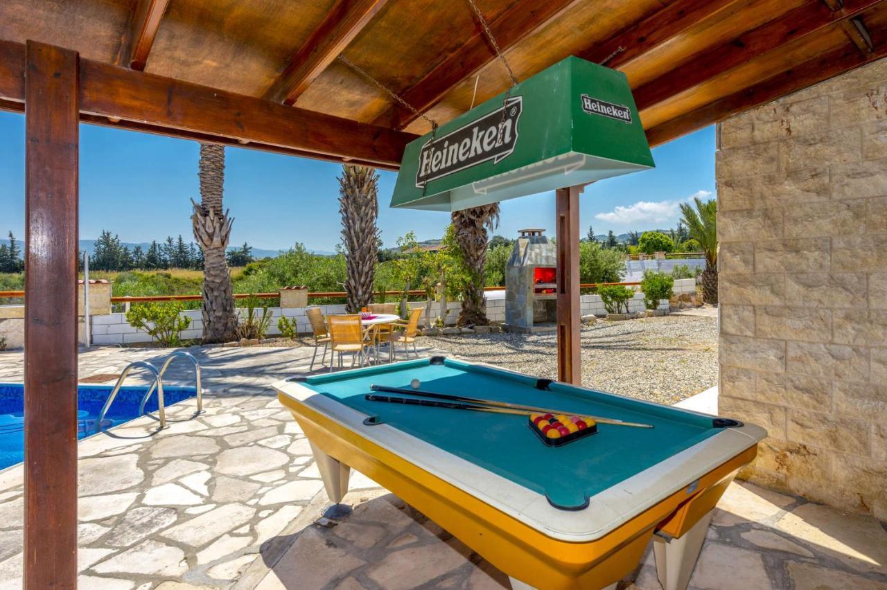 Villa Theos Club