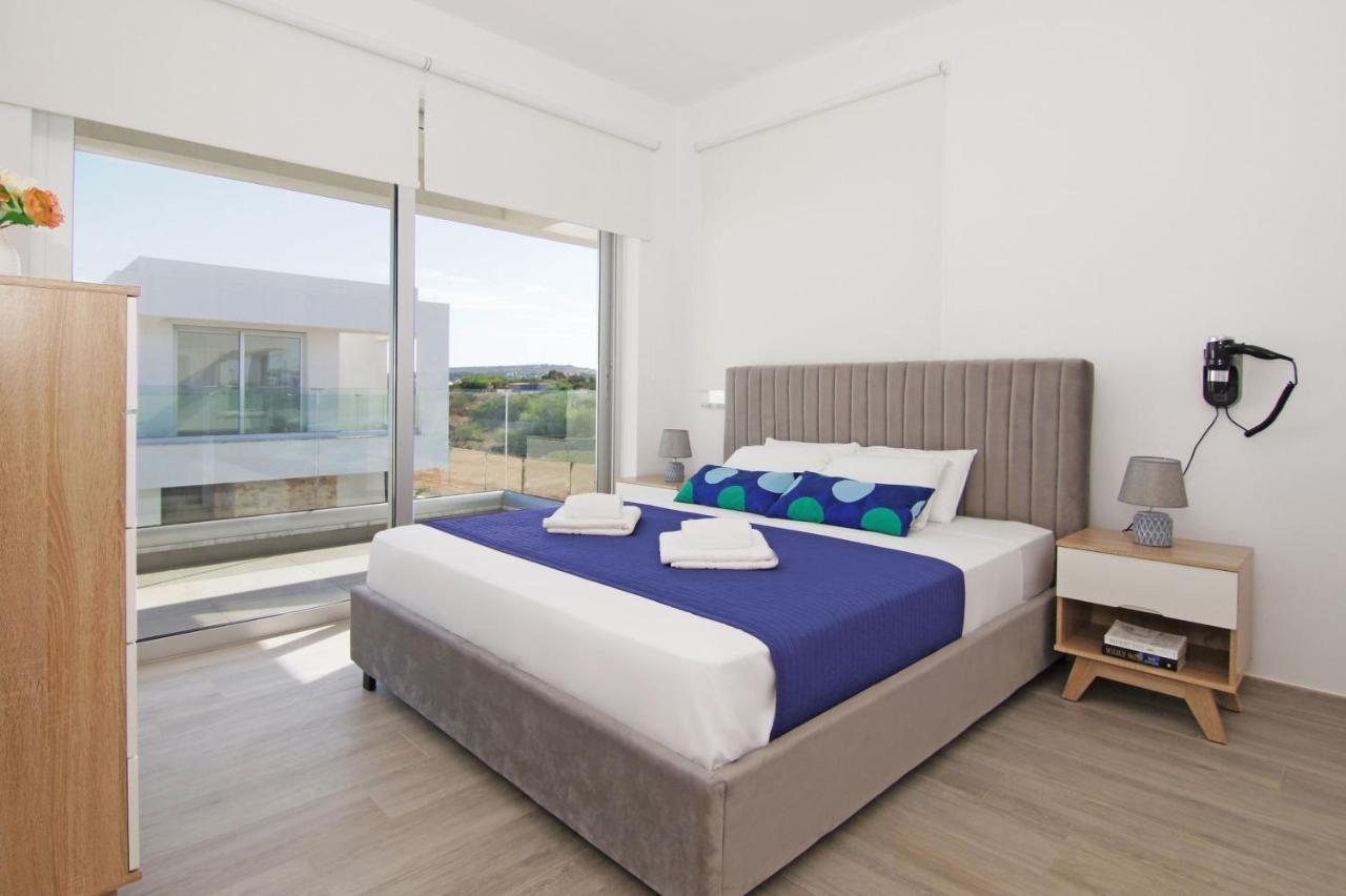 Amelia * Paralimni
