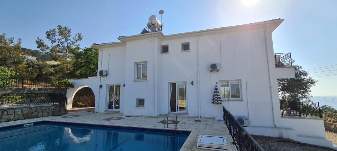With Spectacular Sea Views, Private Pool, Gardens & Parking Kalogrea