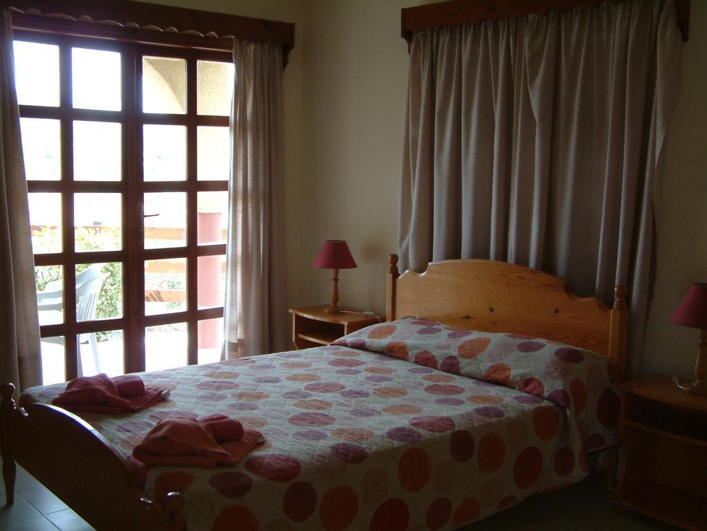 Aparthotel Pelekanos