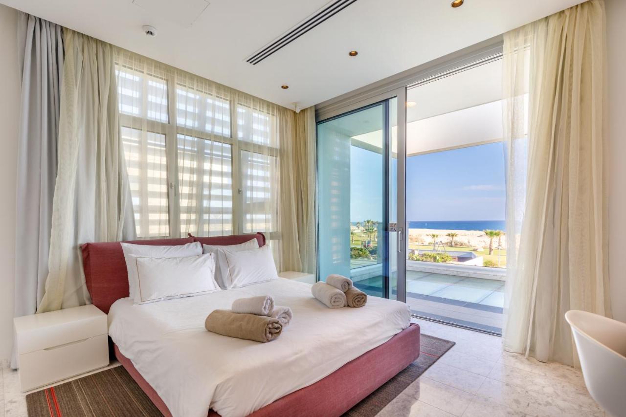 Villa Beachfront Luxury Tranquility *