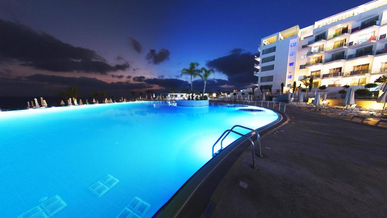 King Evelthon & Resort