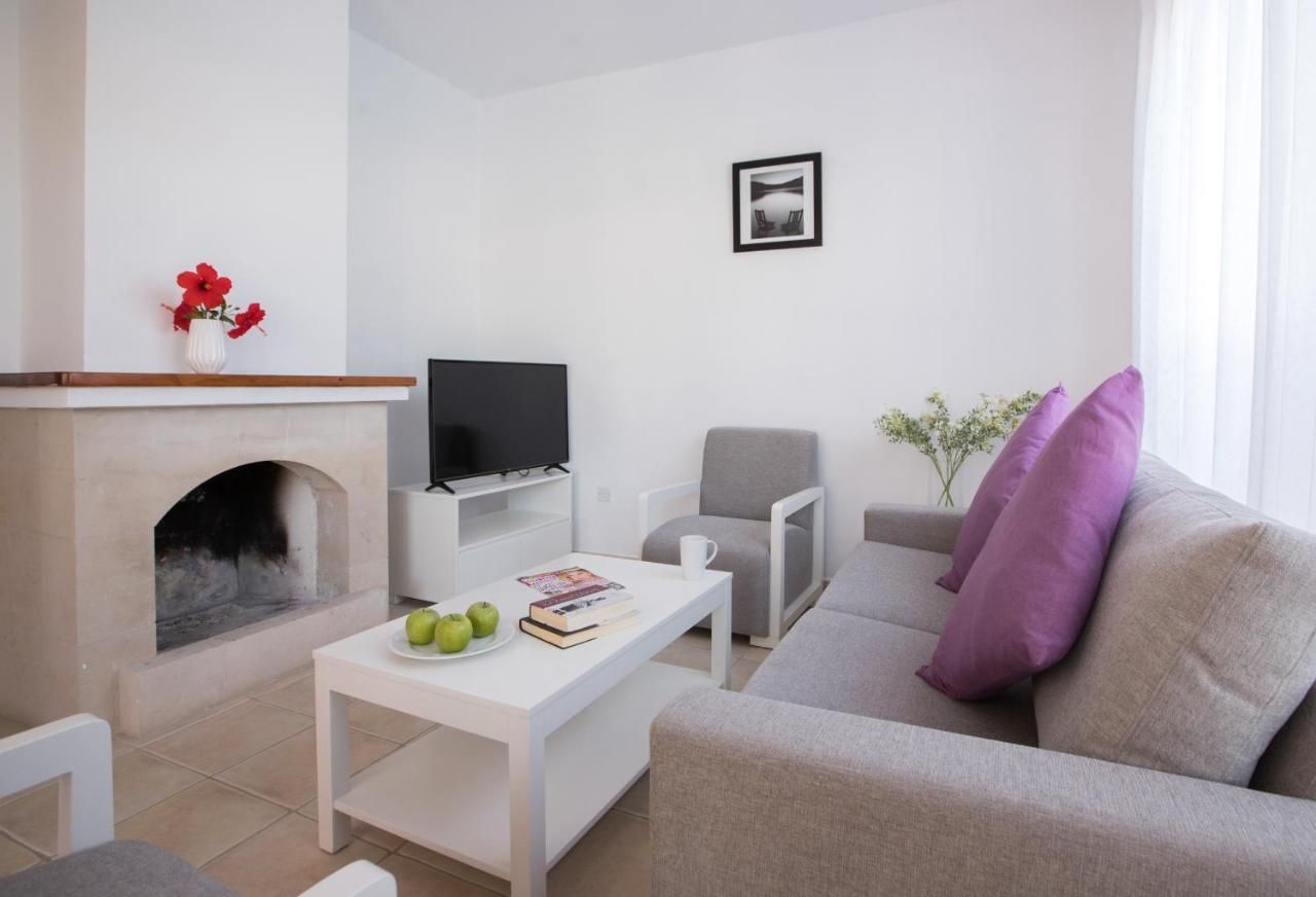 Resitour - Perneri Three Bedroom Villa *