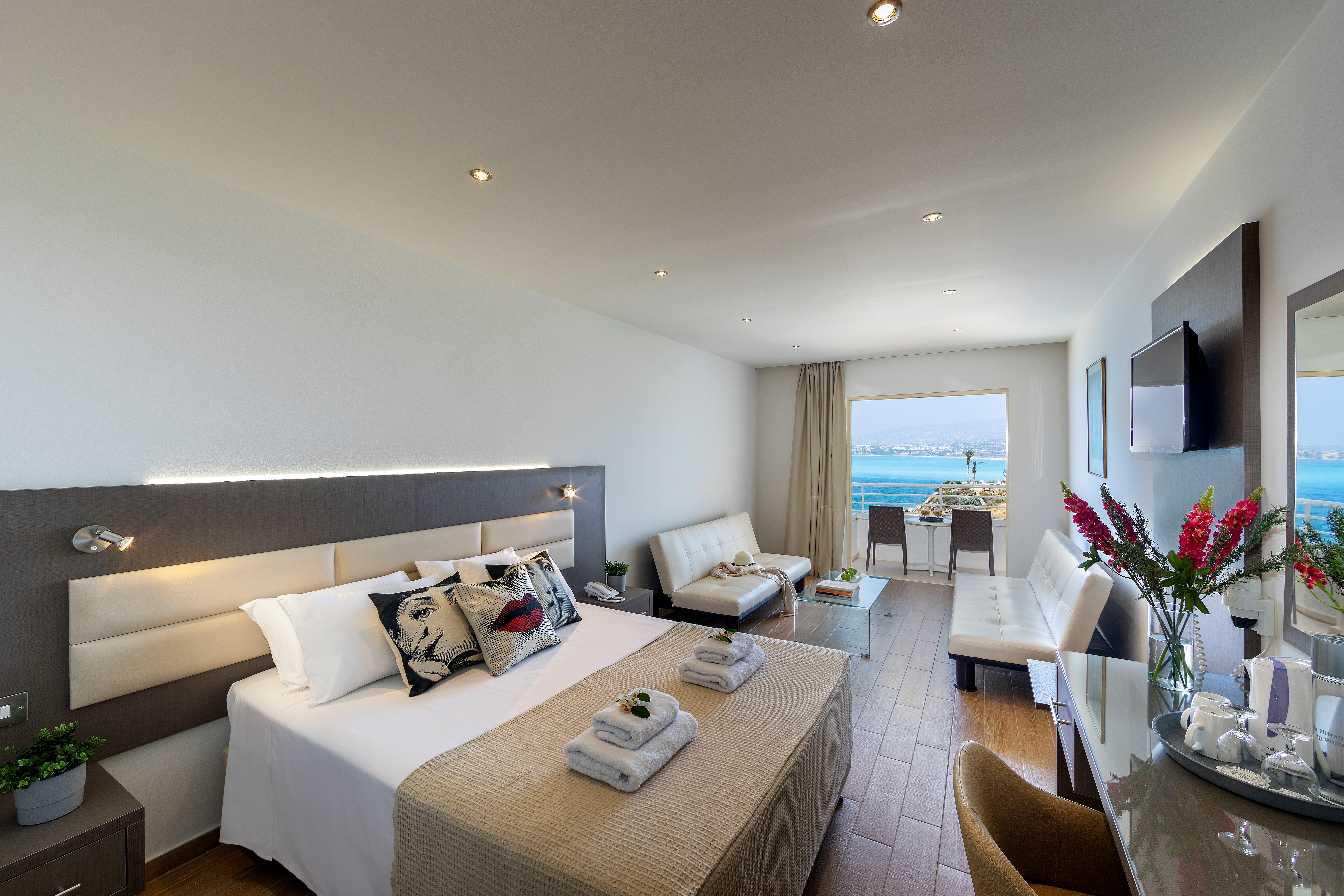 Hotel Queens Bay 4*