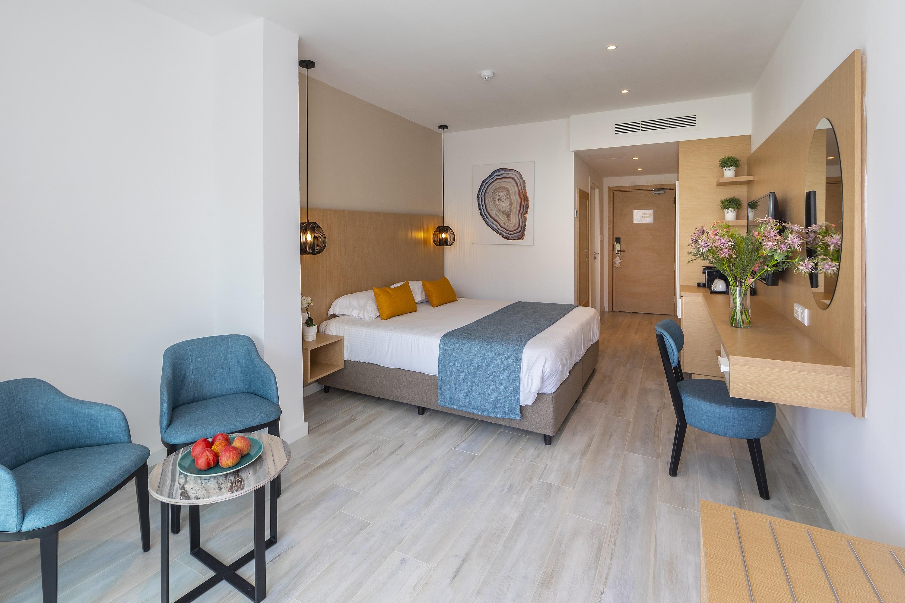 Leonardo Crystal Cove & - Adults Only 4*