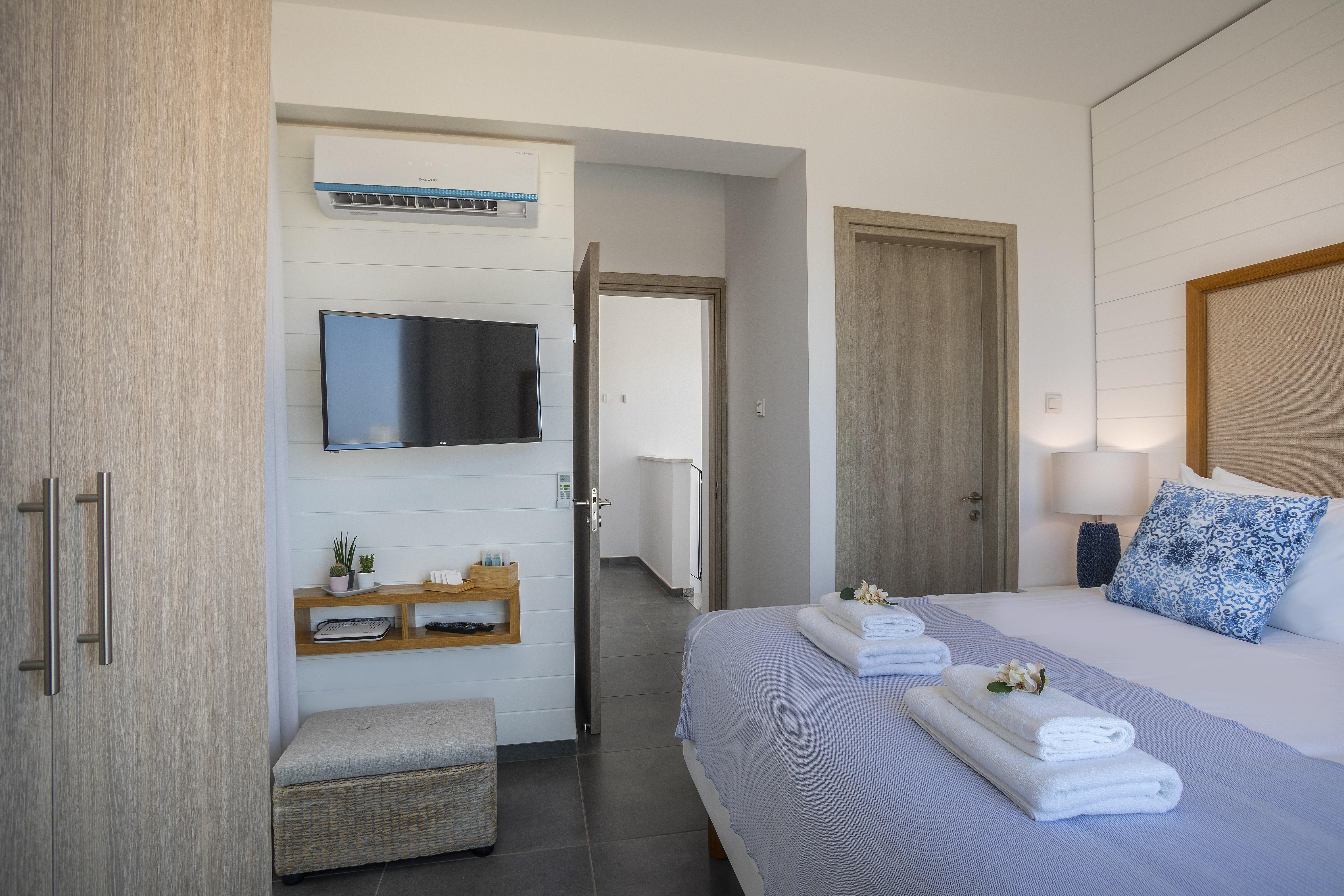 Chris Le Mare Luxury * Pernera