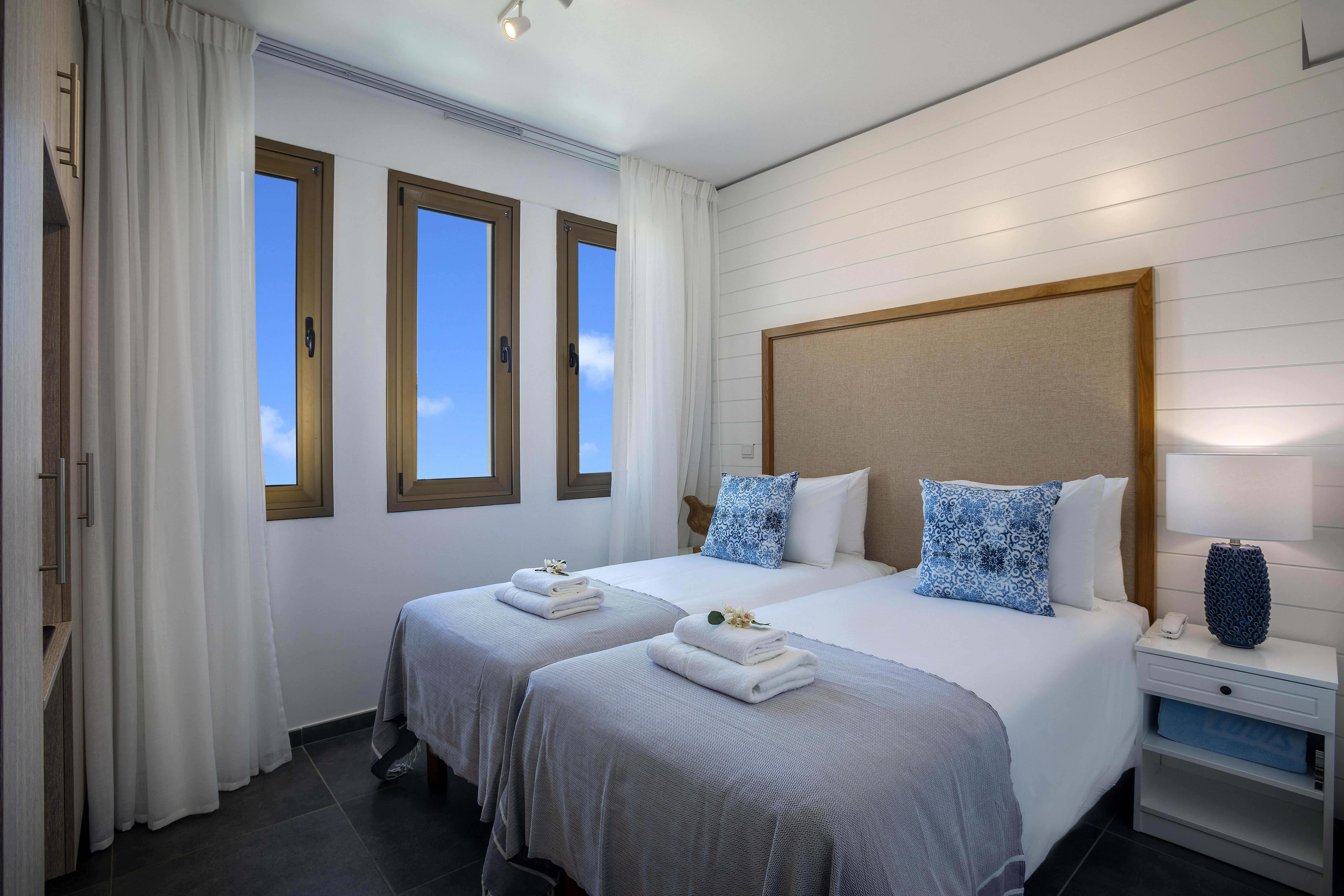 Chris Le Mare Luxury * Pernera