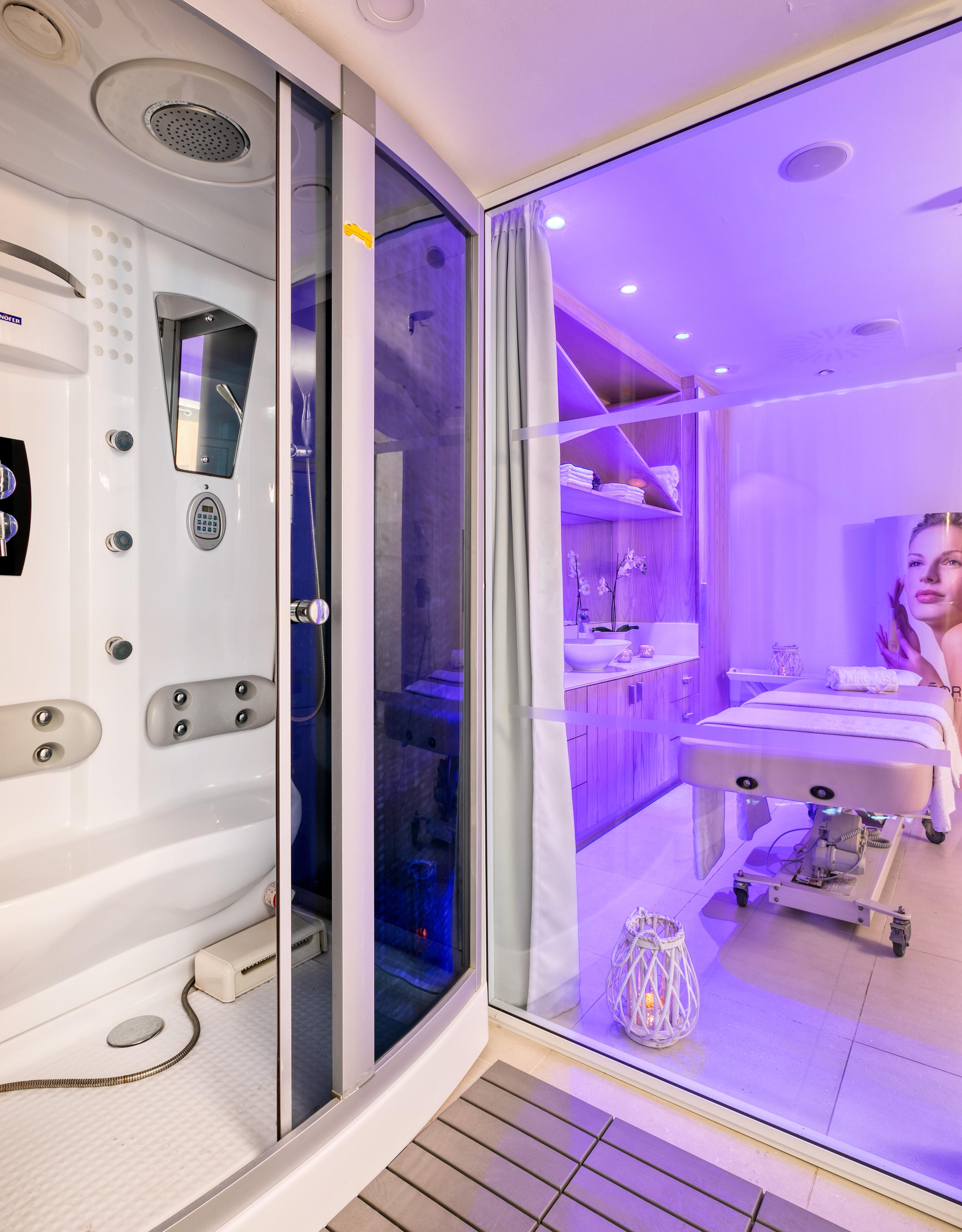 King Jason - Designed For Adults By Louis Hotel 4*