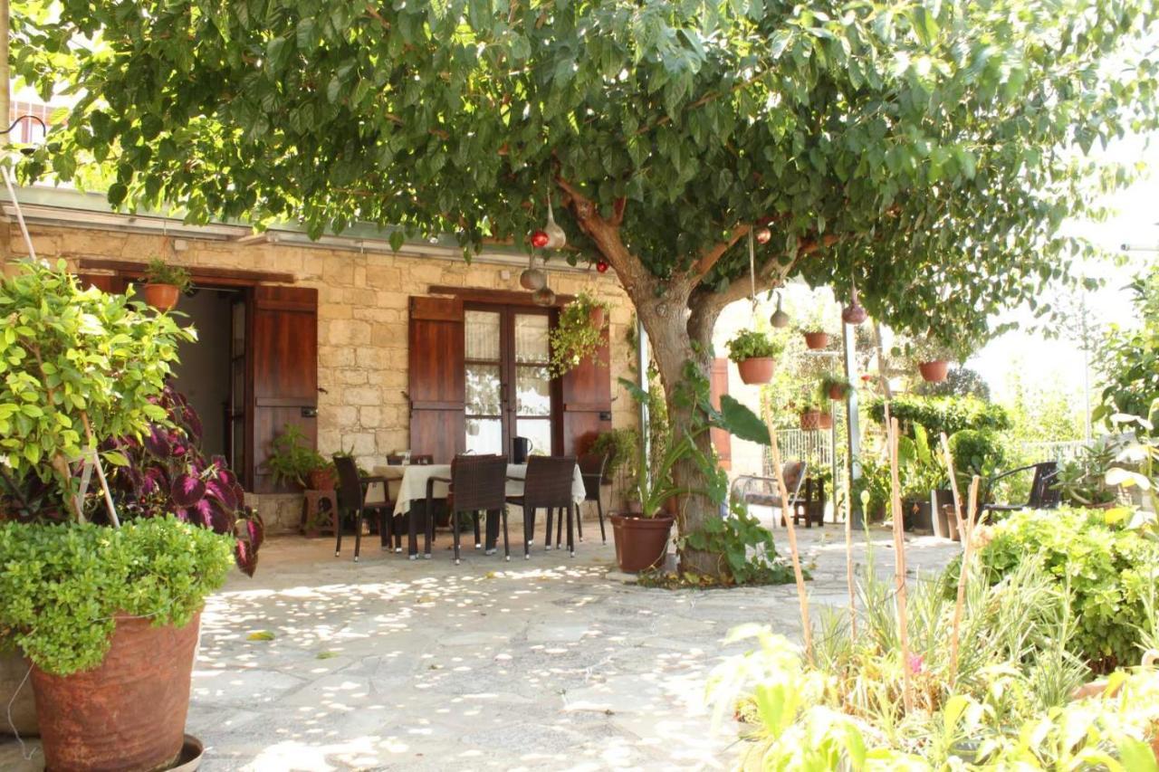 Acomodação com café da manhã  Georgia's House 2*