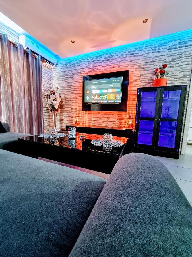 Hidden Lights Deluxe Apartment