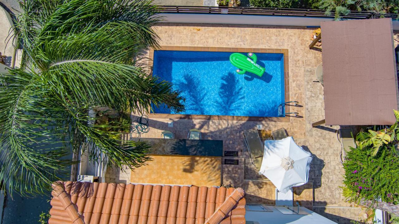 Villa Sirena, Pernera, Valentino *
