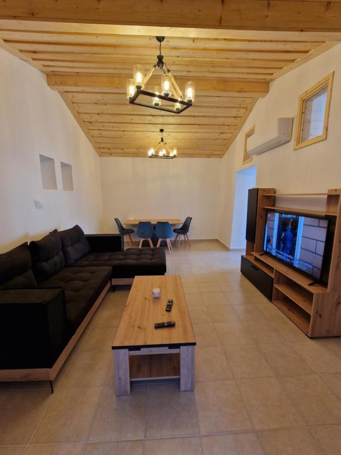 Aprosmeno Jacuzzi House 4