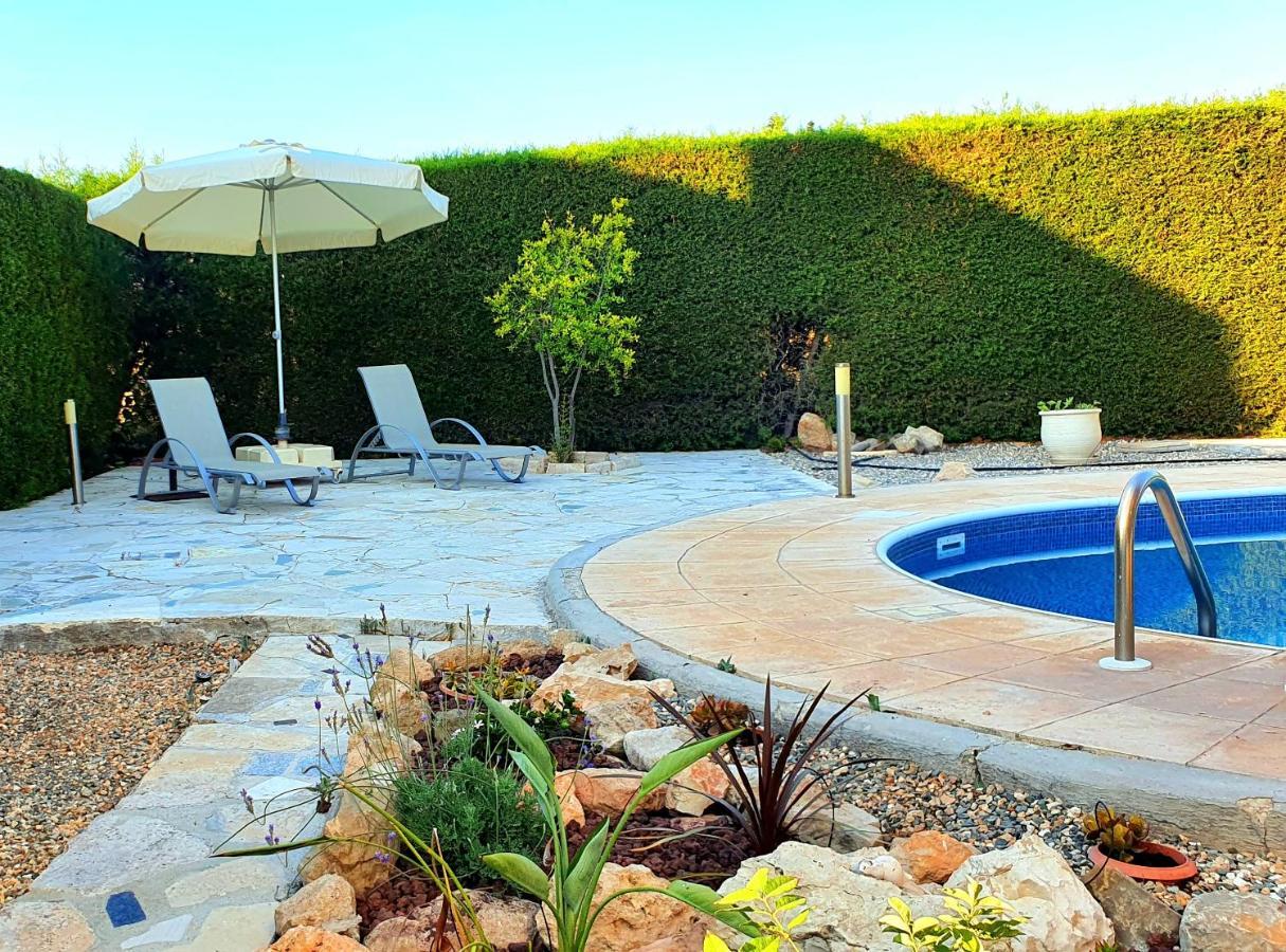 Villa Victoria 400 Meters To The *