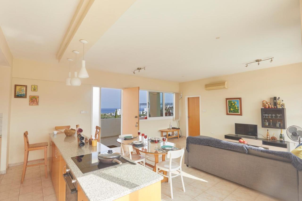 Spectacular Sea View, Private Jacuzzi & Table Pool Apartment