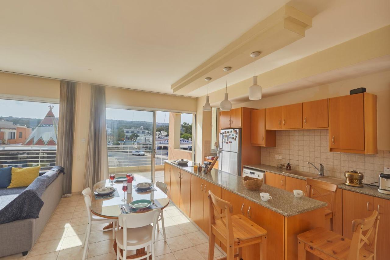 Spectacular Sea View, Private Jacuzzi & Table Pool Apartment