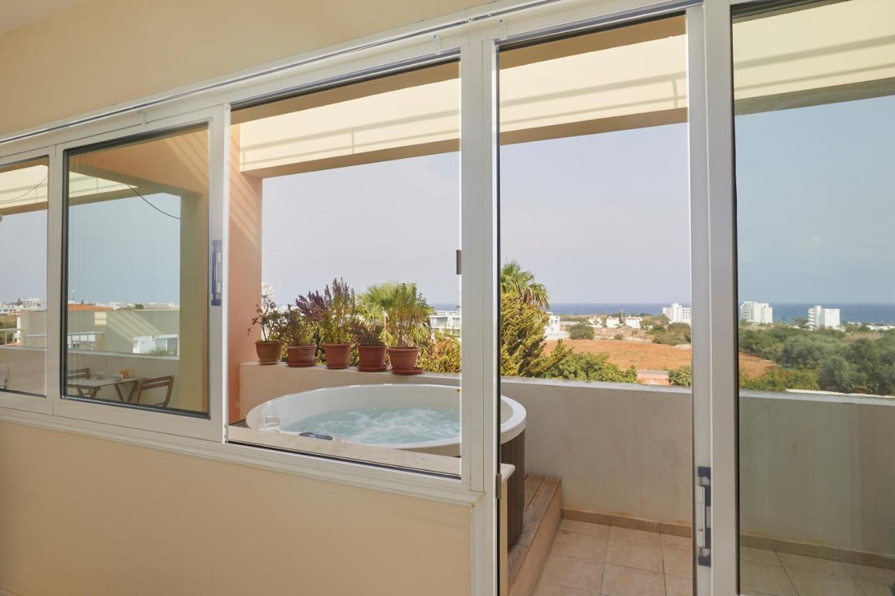 Spectacular Sea View, Private Jacuzzi & Table Pool Apartment *