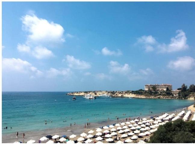 Victoria 400 Meters To The Villa Peyia