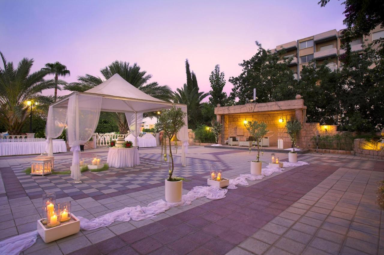 Ajax Hotel