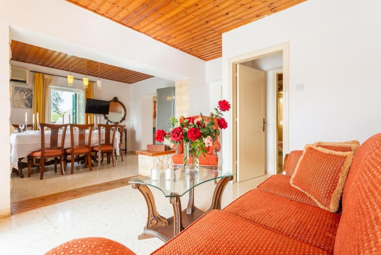 Villa Constantinos *