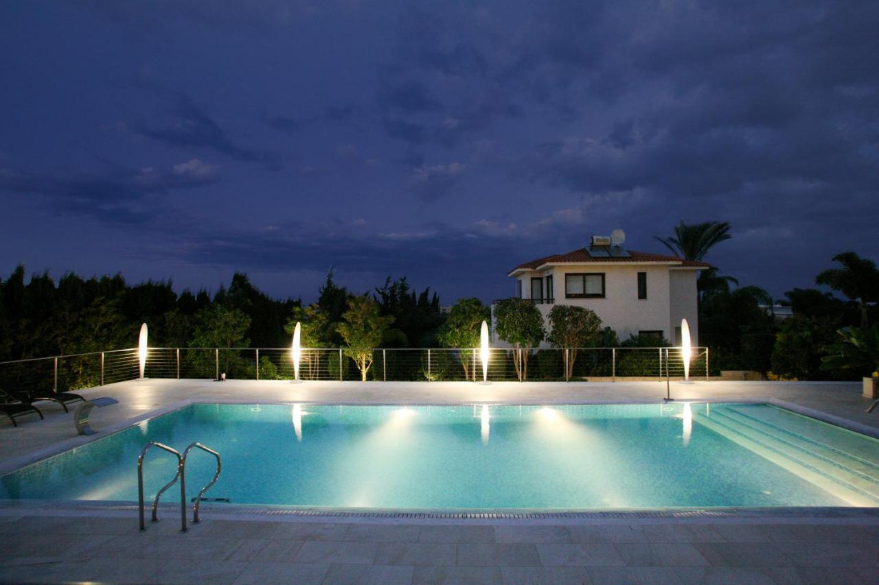 Leonidas Villa *