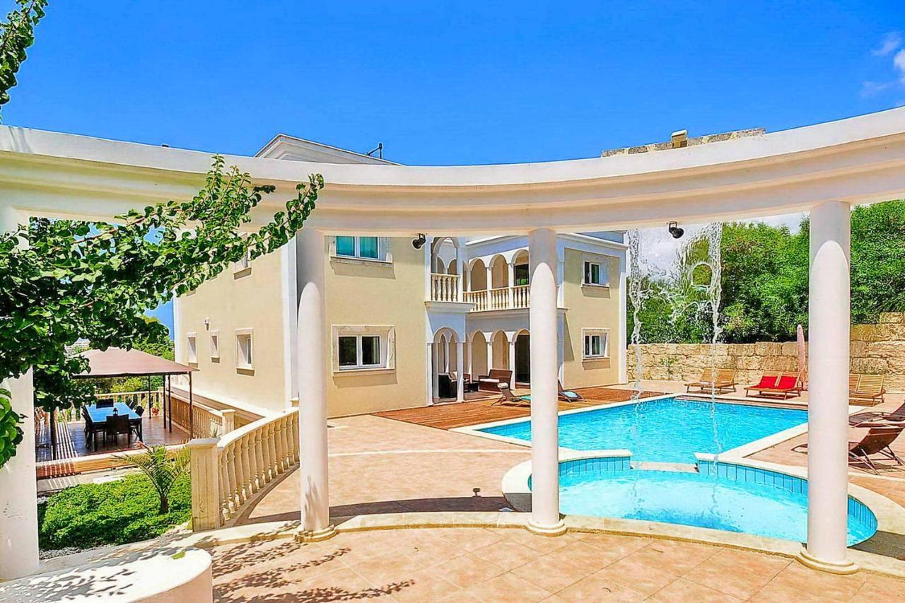 Mansion View Villa *