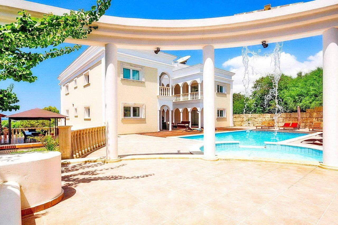 Villa Mansion View *