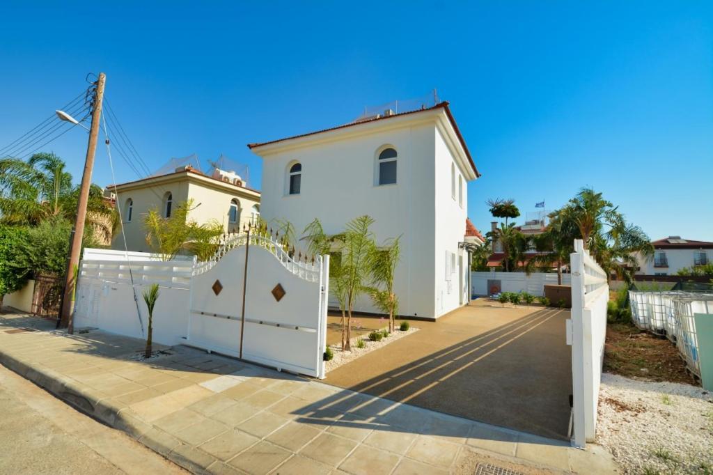 Mario - 2min Walk From Kapparis Holiday home *