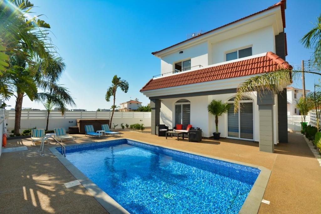 Mario - 2min Walk From Kapparis Holiday home