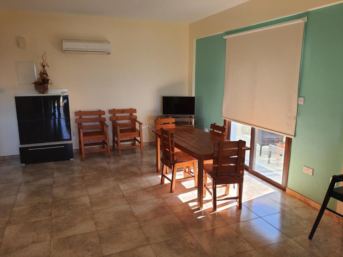 Joanna Sunset Apts Pomos
