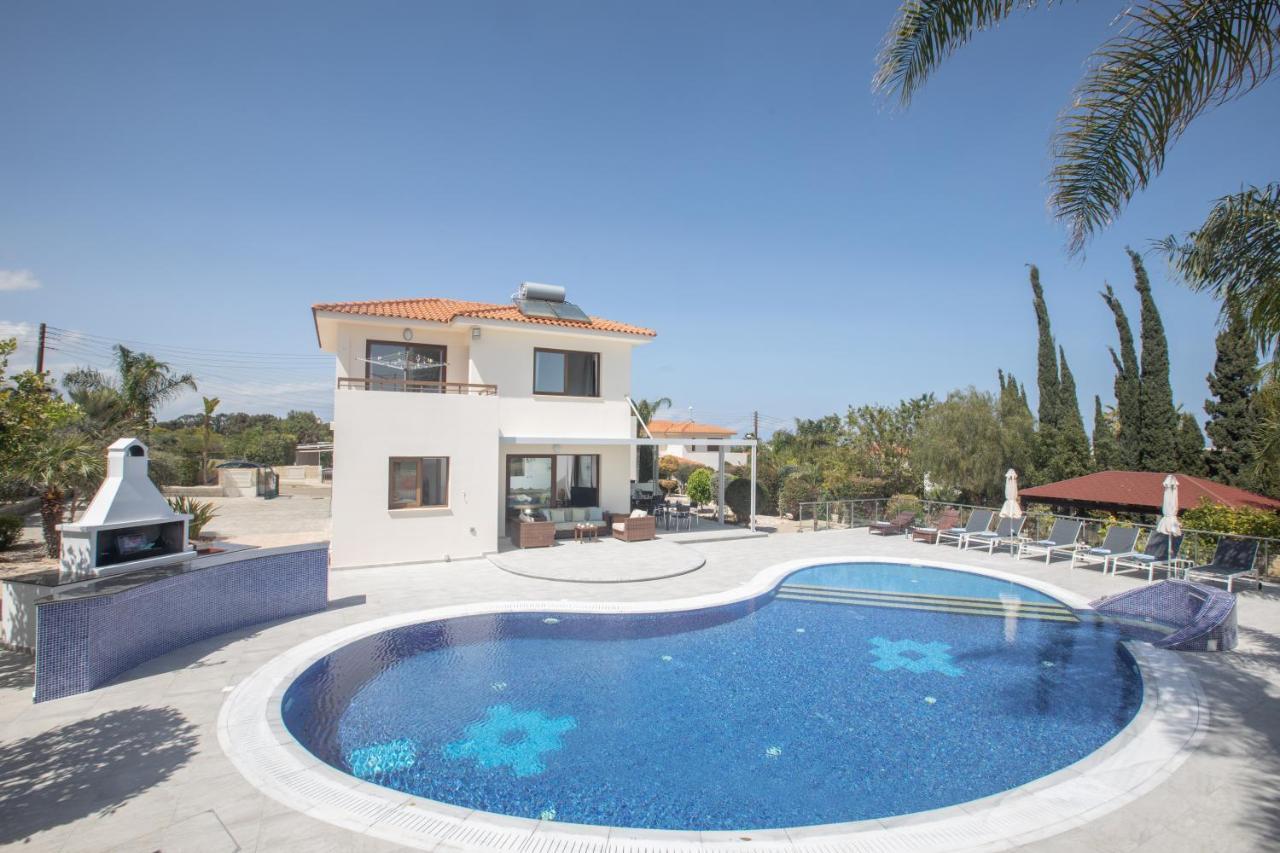 Margarita Villa *