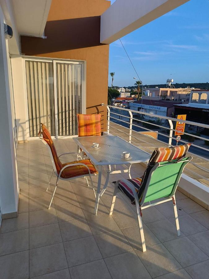 Spectacular Sea View, Private Jacuzzi & Table Pool Apartment